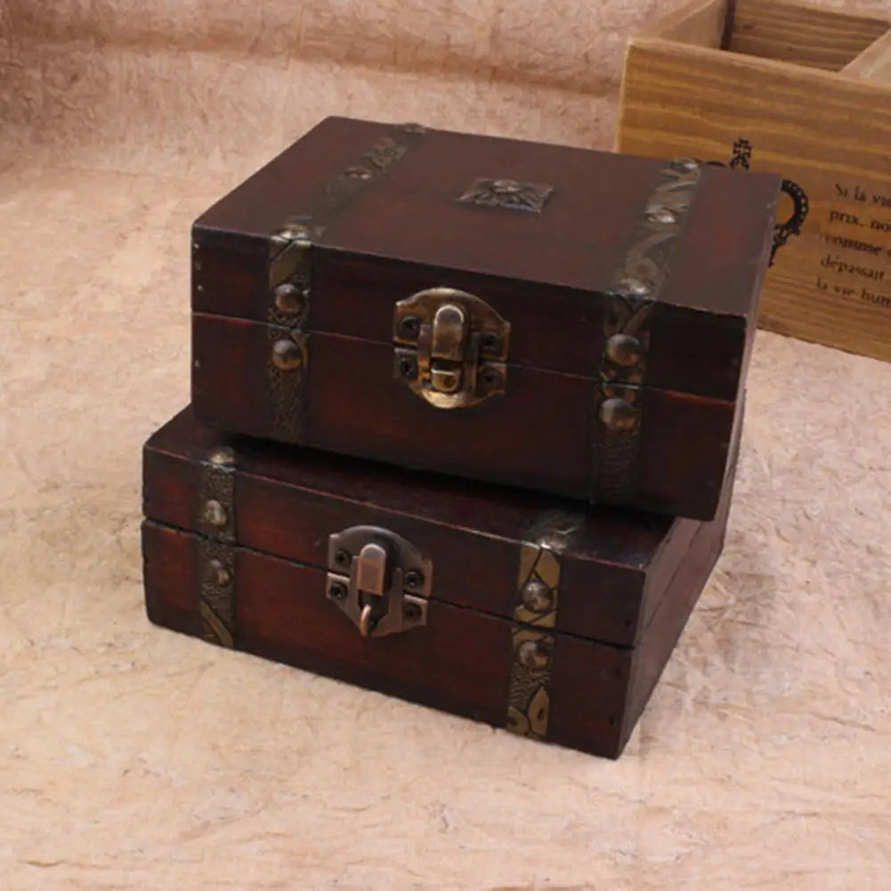 Boîte à bijoux posée sur une coiffeuse avec des bijoux à l'intérieur