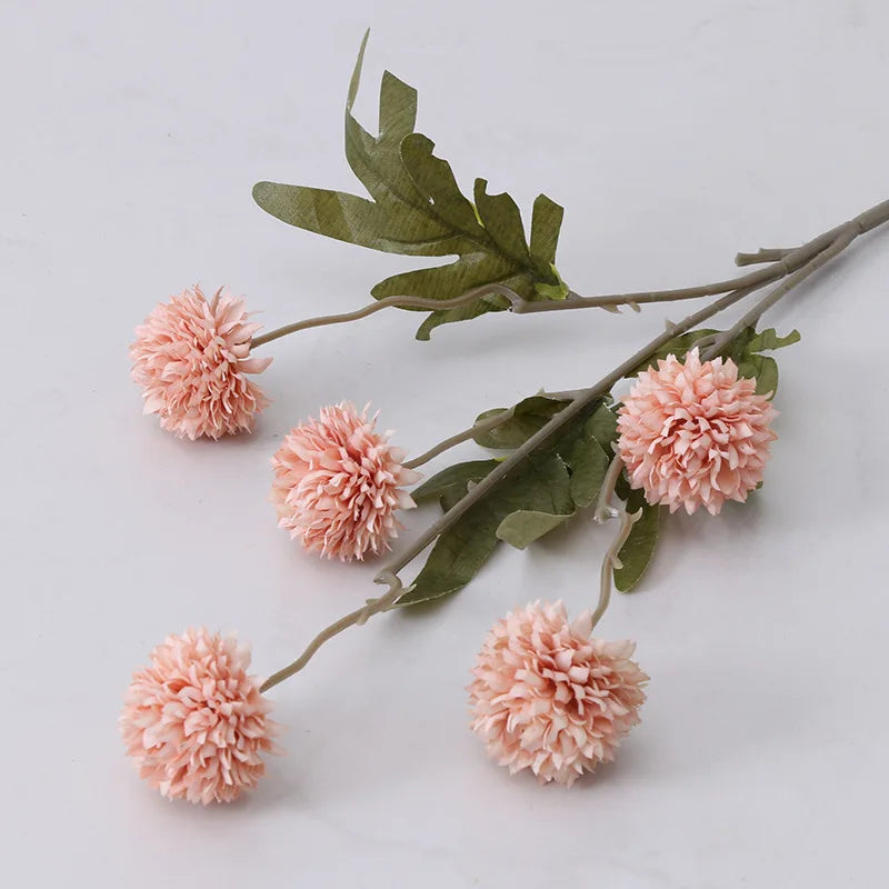 décoration intérieure moderne bouquet artificiel rose blanc violet boules fleurs feuilles vertes mariage anniversaire
