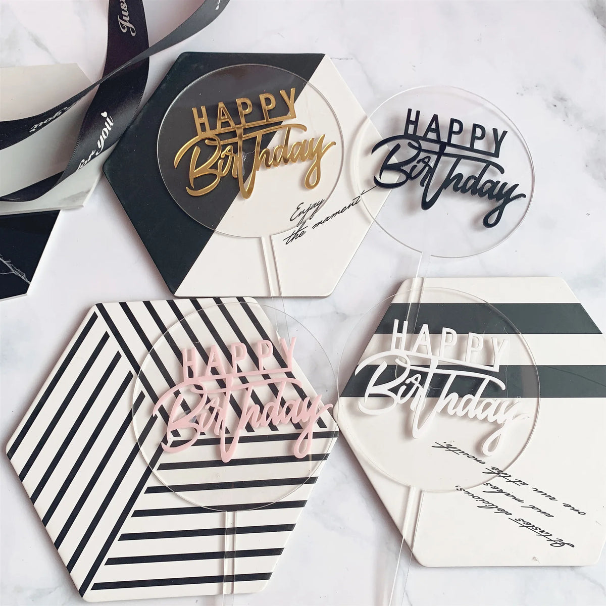 décoration gâteau anniversaire lettre Happy Birthday transparente moderne élégante tringle rose pâle doré noir