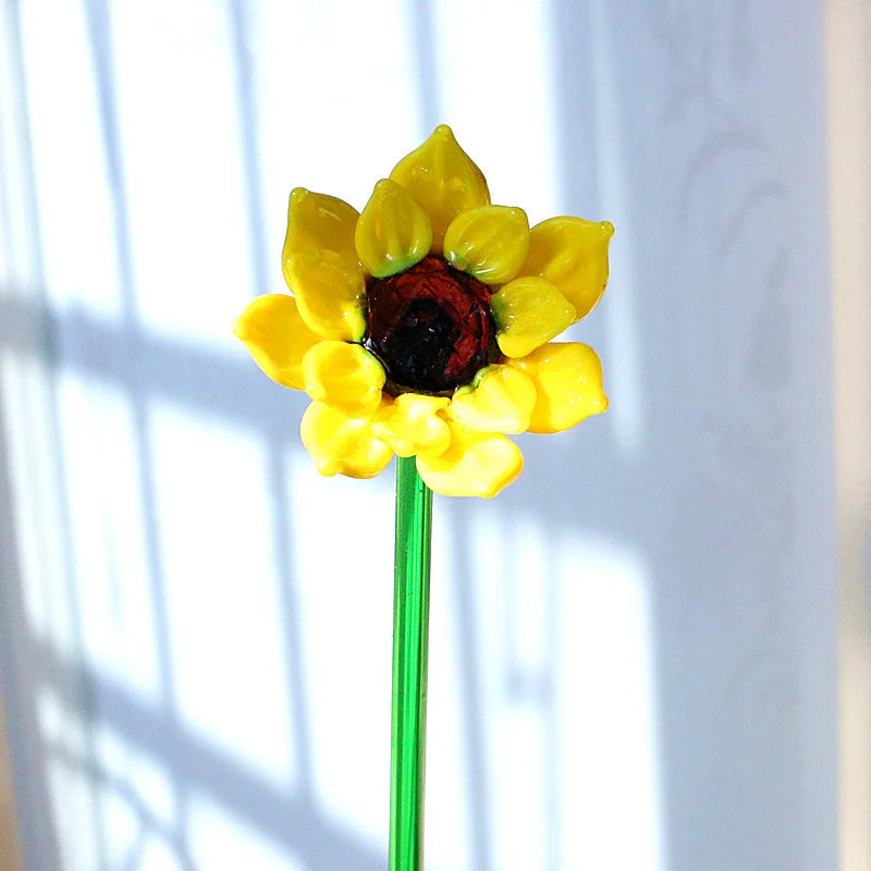 Vase en verre soufflé tournesol jaune sur table en bois
