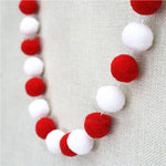collier créatif coloré boules feutre rouge blanc gris beige jaune anniversaire noël mariage