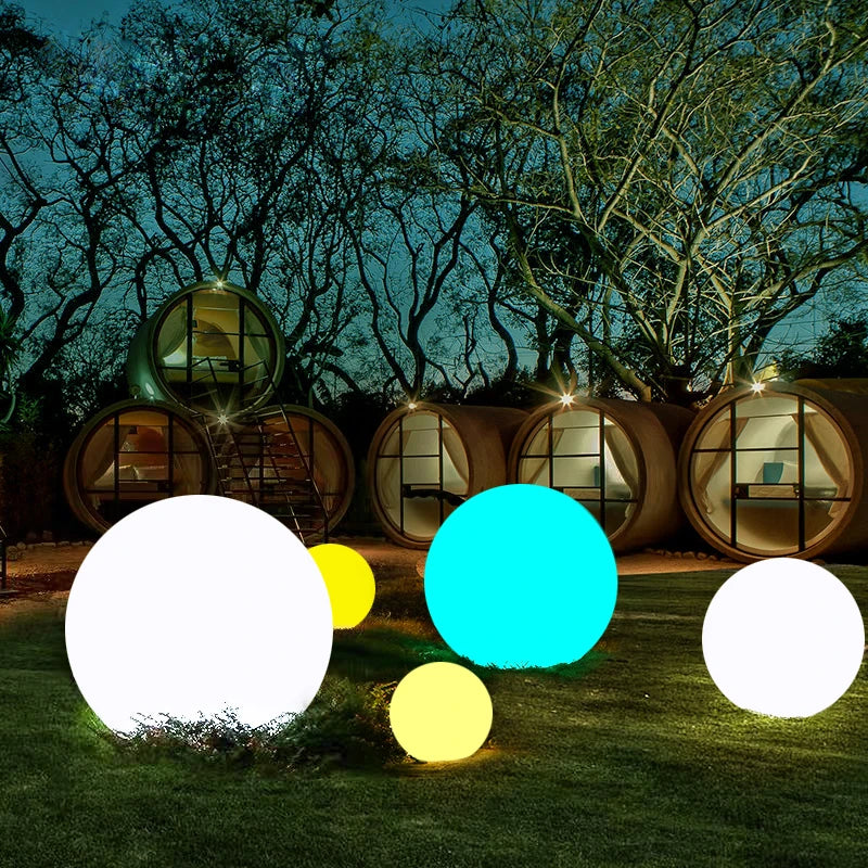 Boule lumineuse LED blanche flottant dans une piscine éclairée