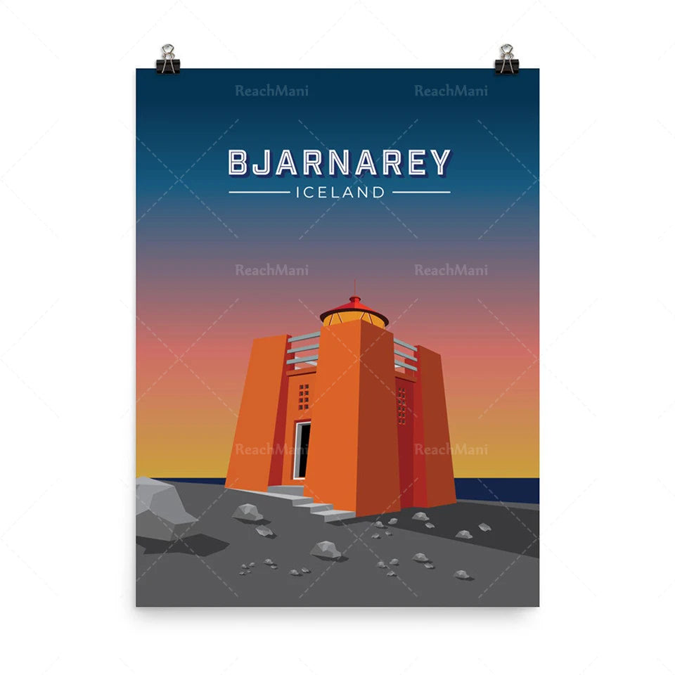 Affiche promotionnelle de Bjarnarey, Islande, avec un phare orange et un ciel crépusculaire.