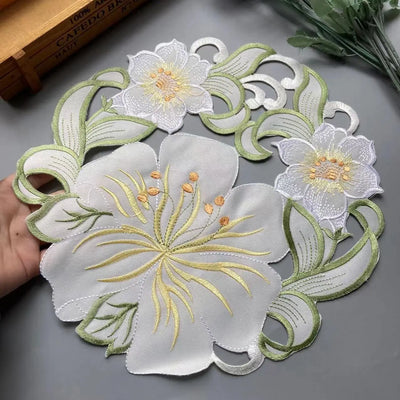 Napperon rond brodé dentelle perles sur table