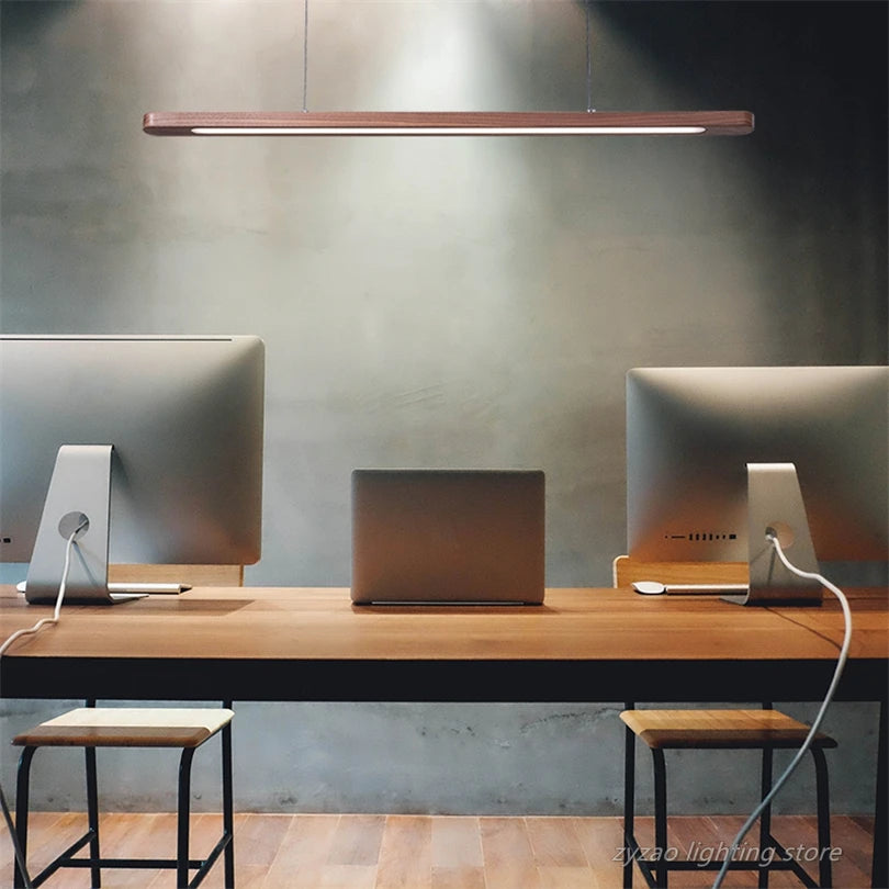 Lampe suspendue bleue dans un bureau avec éclairage neutre