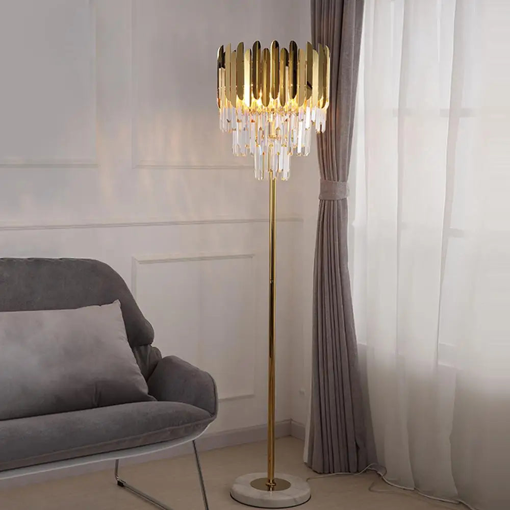 Détail du cristal marbré et de la finition plaquée dorée de la lampe