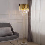 Détail du cristal marbré et de la finition plaquée dorée de la lampe