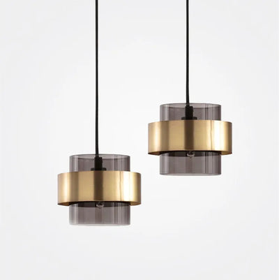 Suspension ronde en verre fumé gris suspendue au-dessus d'une table à manger moderne