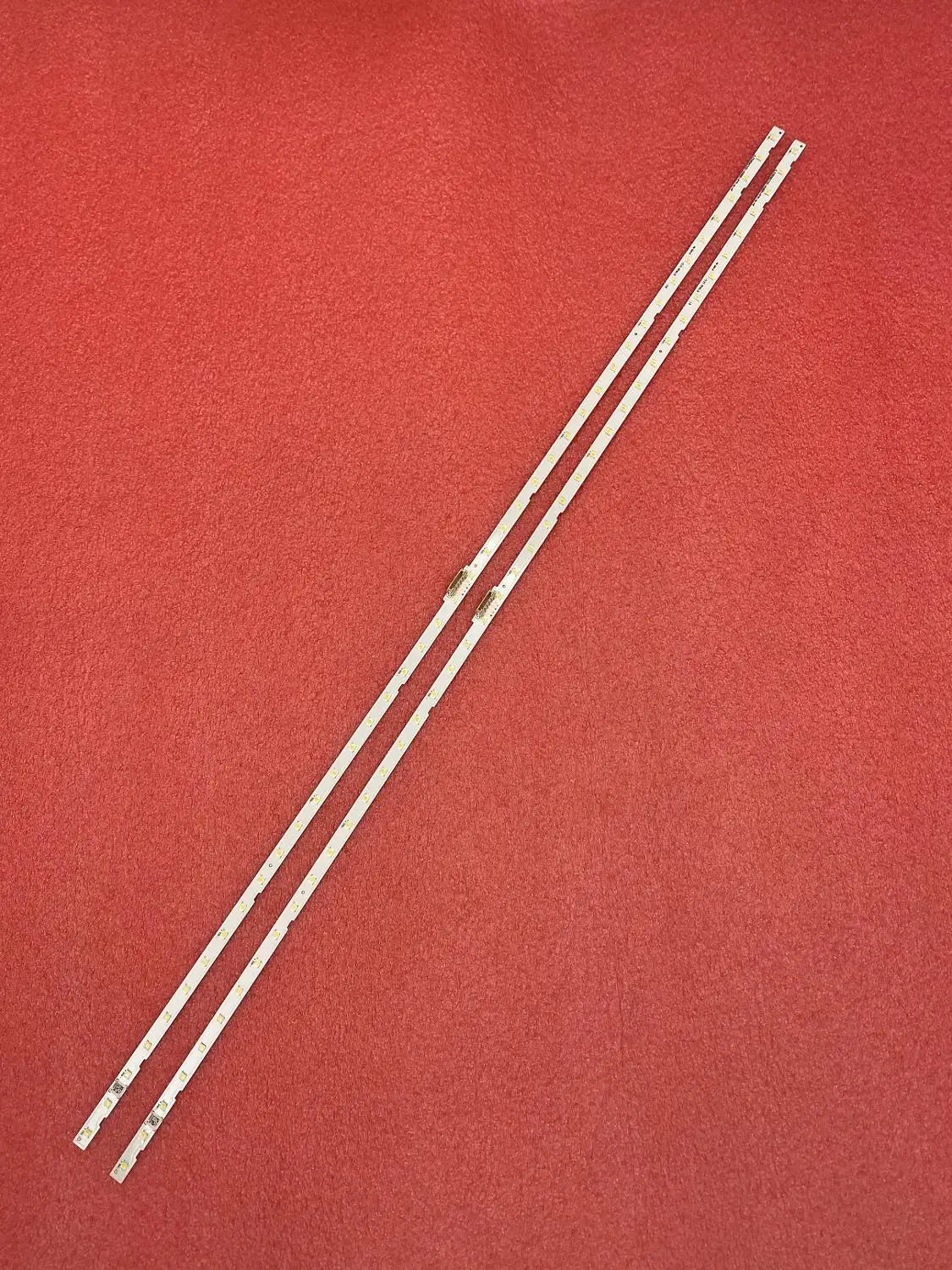 ruban led blanc adhésif moderne points lumineux jaunes espacés connecteur aluminium blanc fixations inclusées