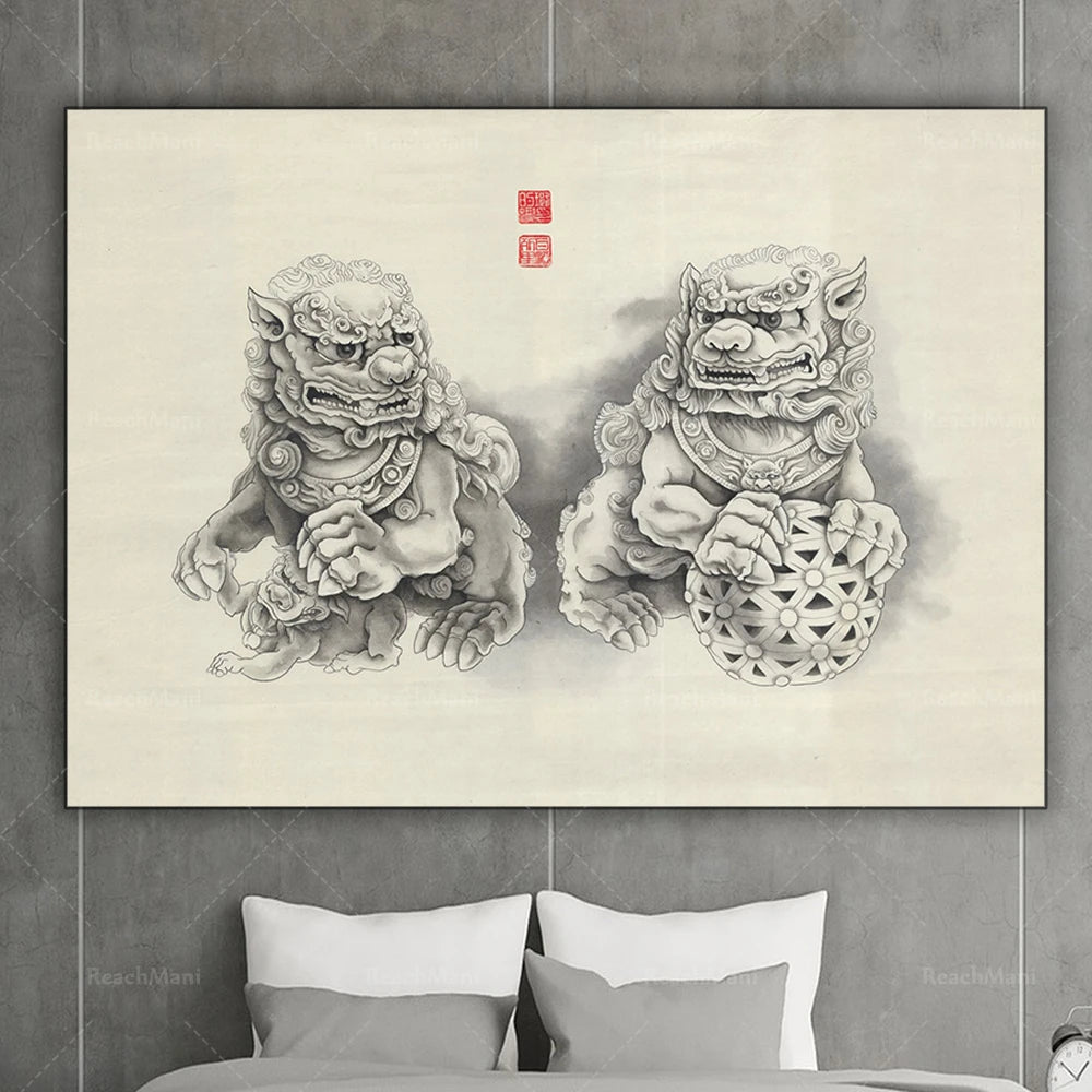 Deux statues décoratives chinoises représentant des créatures fantastiques avec des détails ornementaux complexes.