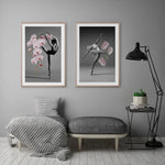 Deux impressionnantes photographies en noir et blanc montrant des danseuses gracieuses posant avec des orchidées roses.