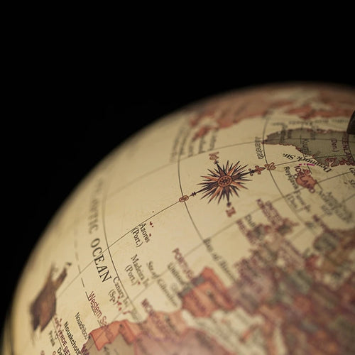 globe terrestre vintage cartographie détaillée support bois décoration maison éducation scolaires élèves