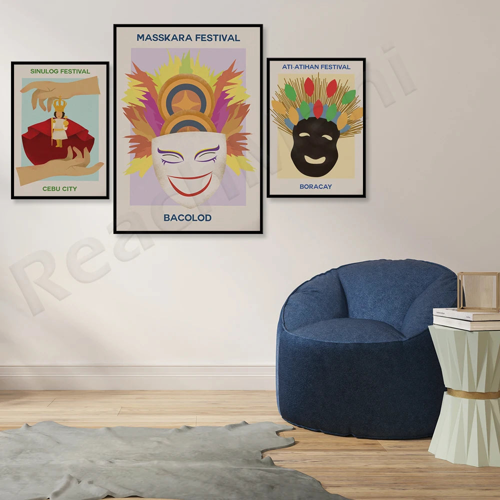 Cette image présente des affiches colorées de festivals de masques philippins, ainsi qu'un fauteuil moelleux bleu dans un environnement contemporain.
