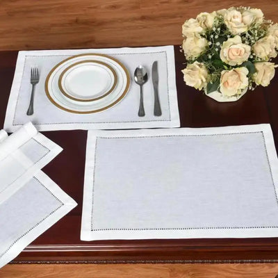 Set de table en lin blanc 2 pièces fait main sur une table élégante