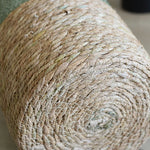 panier tissé main fibre naturelle vert clair beige rustique réutilisable respectueux environnement pliable rangement