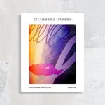 Étude des ombres avec des formes abstraites colorées sur un fond sombre et lumineux.