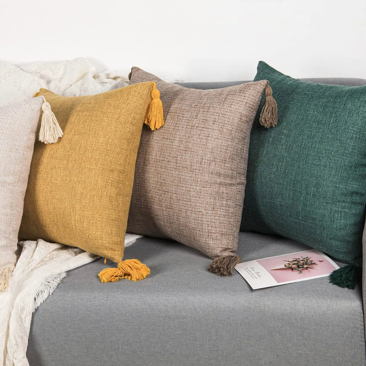 coussin decoratif carre 45x45cm boheme pompons franges farmhouse deco couleur verte jaune rose