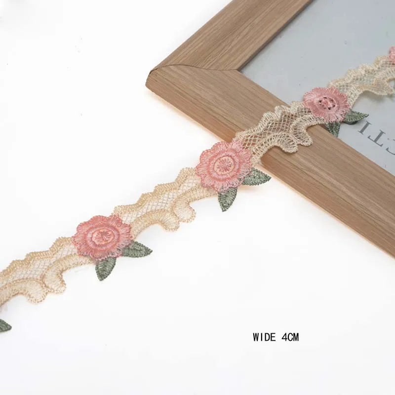 ruban dentelle fleurs roses feuilles vertes motifs floraux classique beige rose clair vert opacité