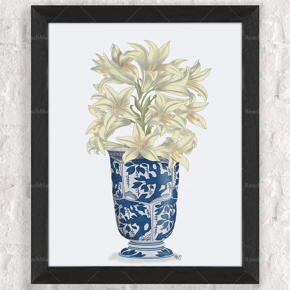 Un bouquet de lis blancs dans un vase de porcelaine bleue et blanche.