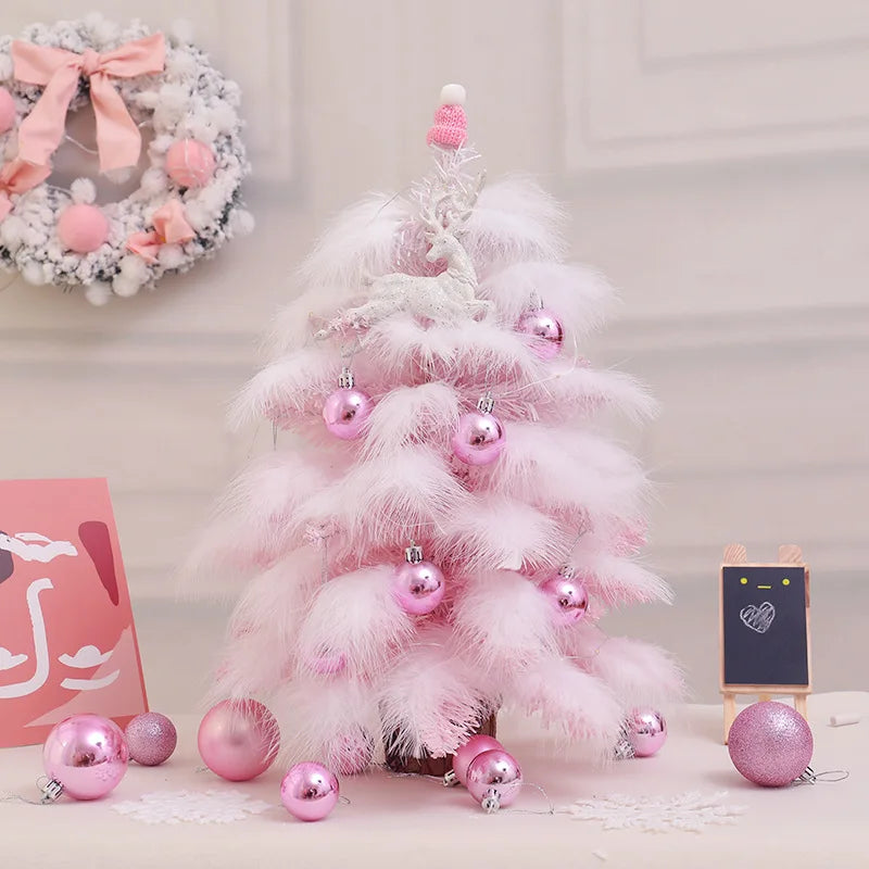Sapin de Noël en plumes roses de 60cm illuminé dans un salon décoré pour Noël