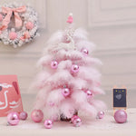 Sapin de Noël en plumes roses de 60cm illuminé dans un salon décoré pour Noël