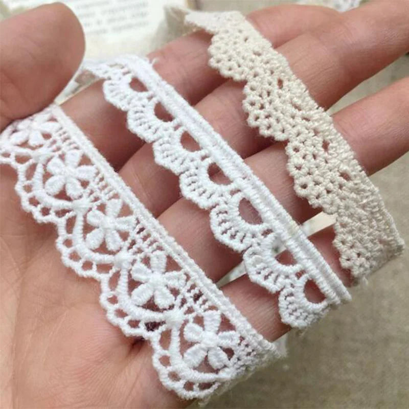 ruban dentelle blanche fleurs motif floral opacité classique