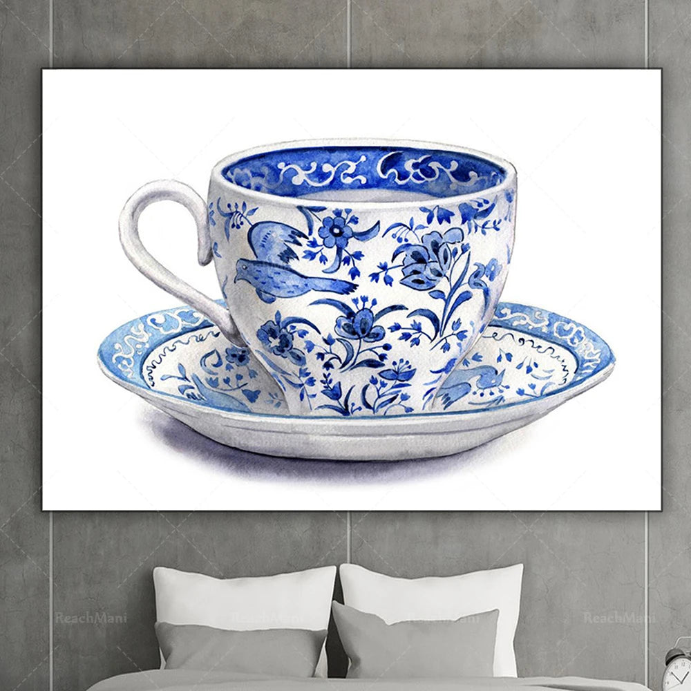 Une tasse de porcelaine peinte à la main avec des motifs floraux bleus élégants sur un fond blanc, offrant une touche de tradition et de sophistication.