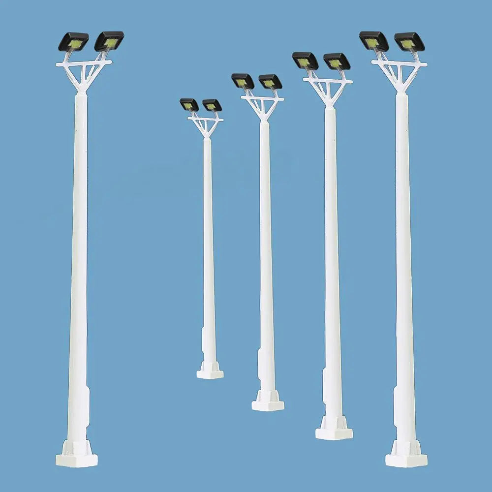 poteau lumineux miniature led blanc moderne deux projecteurs câbles noirs rouges urbain