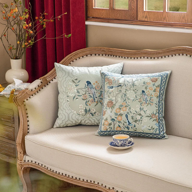 coussin décoratif motif oiseaux fleurs traditionnel tissu velours couleur beige opacité 45x45cm usage lit
