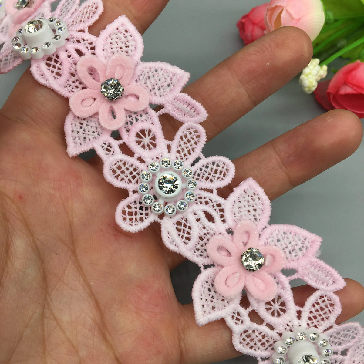 ruban dentelle rose fleurs motifs géométriques blanches décoratif opacité 3.5cm large couture decoration