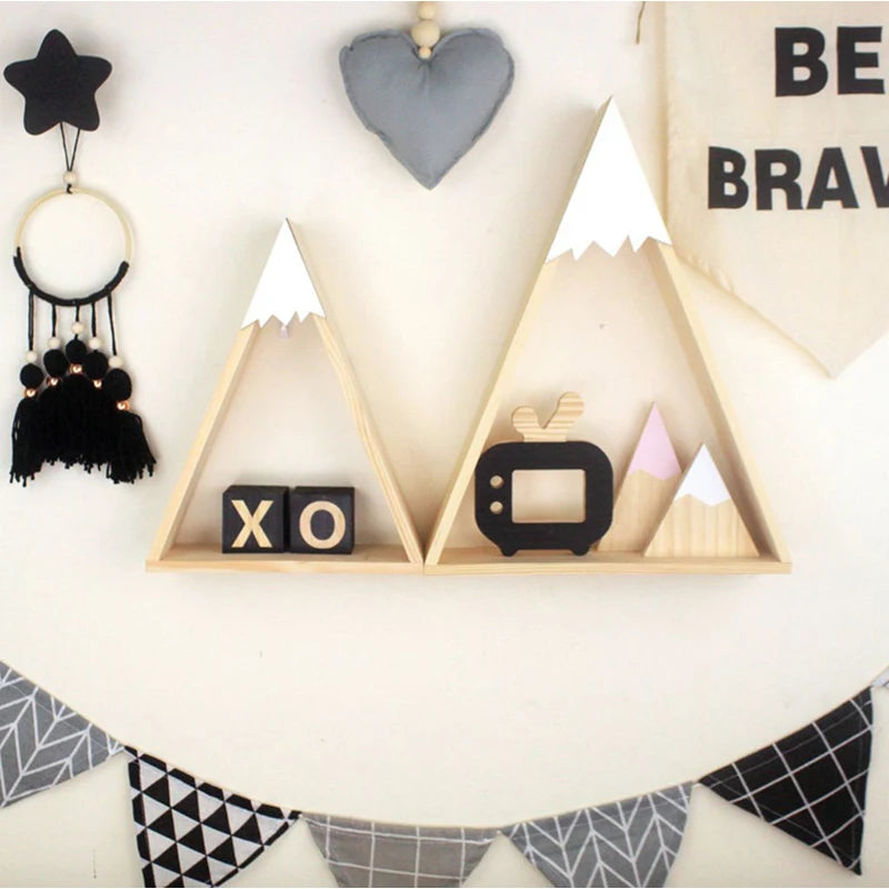 triangle rangement bois naturel motif géométrique minimaliste figurines nuages arc ciel chambre enfant