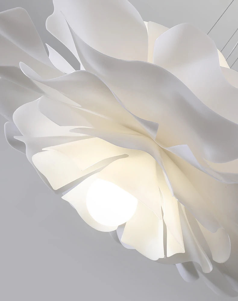 Lampe suspendue fleur blanche dans chambre