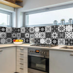 Autocollants sol noir et blanc posés sur carrelage salle de bain