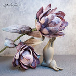 Fleur dahlia artificielle rose profond sur table basse salon