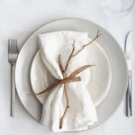 Serviette de table en lin chocolat sur table en bois