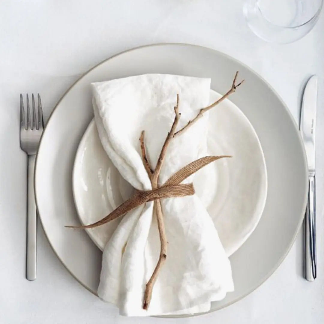 Serviette de table en lin chocolat sur table en bois