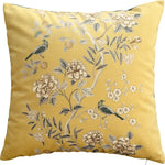 coussin décoratif motif oiseaux fleurs traditionnel tissu velours couleur beige opacité 45x45cm usage lit