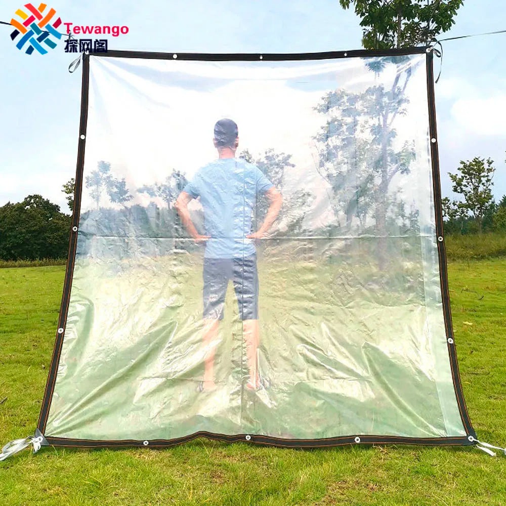 Voile d'ombrage transparente installée sur une terrasse avec vue sur le jardin