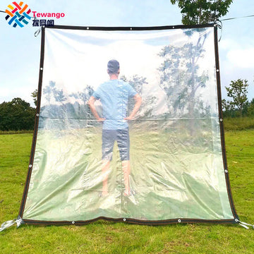 Voile d'ombrage transparente installée sur une terrasse avec vue sur le jardin
