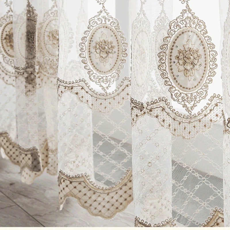 rideau tulle brodé fleur doré élégant transparent fenêtre beige classiquehôtel maison