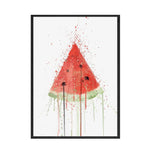 Une tranche de pastèque colorée et éclatante, avec des éclaboussures de couleurs vives qui s'étalent sur un fond blanc.