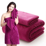 Serviette de bain extra-large en usage dans une salle de bain moderne