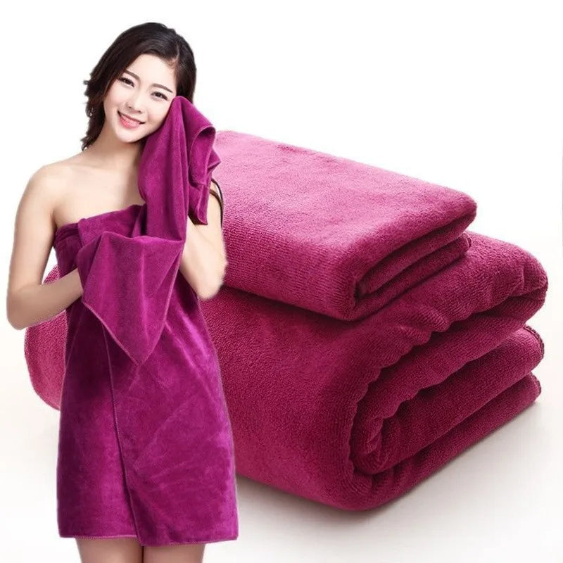 Serviette de bain extra-large en usage dans une salle de bain moderne