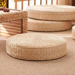 Coussin de sol rond en paille dans un salon cosy