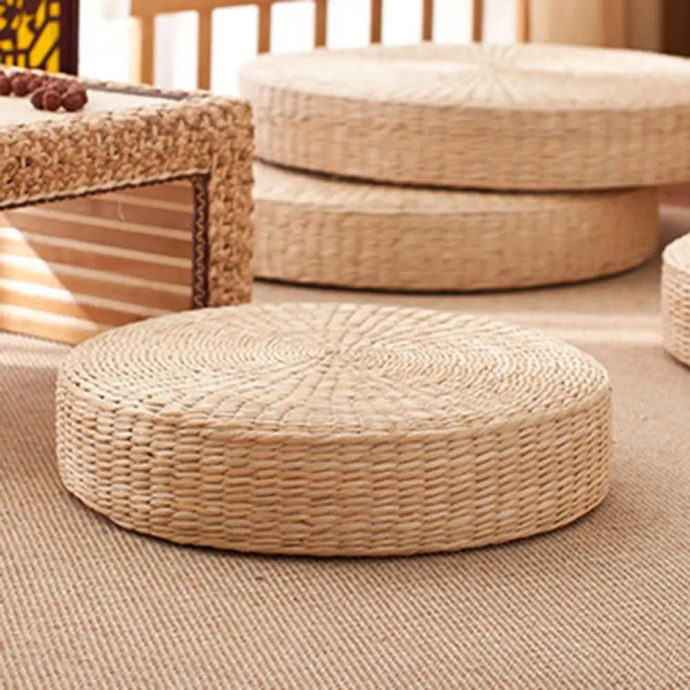 Coussin de sol rond en paille dans un salon cosy