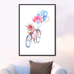 Une bicyclette vintage transportant un bouquet de fleurs colorées et un bouquet de ballons de fête.