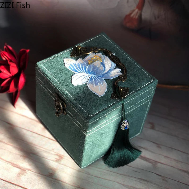 boîte bijoux broderie florale poignées métalliques niveaux rangement élégant classique