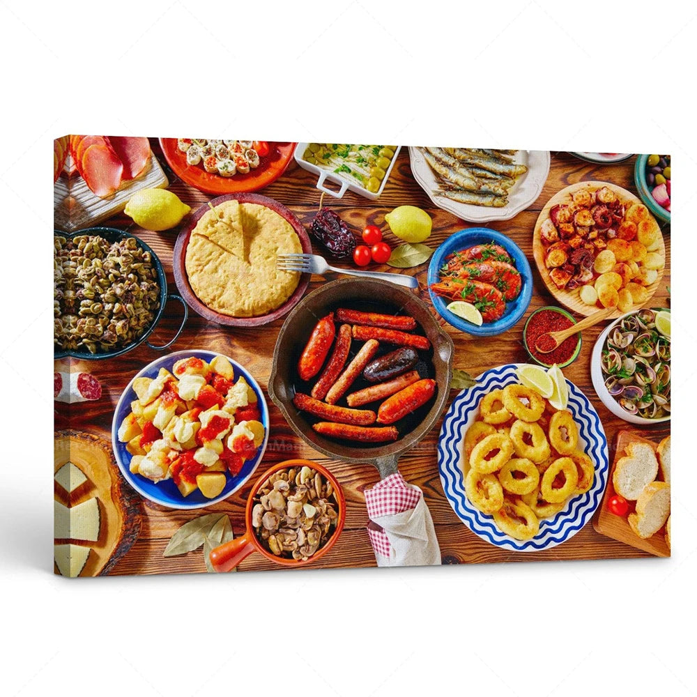 Variété de plats et de snacks sur une table en bois, comprenant des aliments traditionnels méditerranéens tels que des saucisses, des légumes grillés, des fruits secs et des biscuits.
