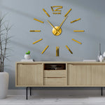 Horloge murale design or sur mur blanc salon