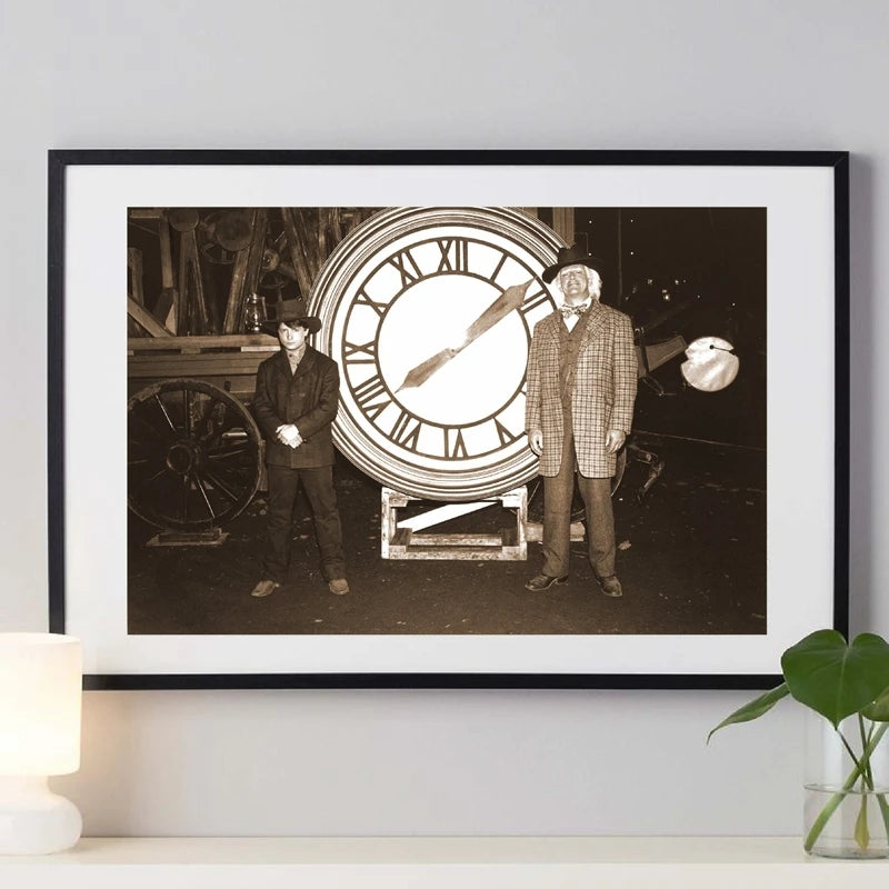 horloge vintage noir blanc cadran numeros romains personnages deco intérieure mural erotique film